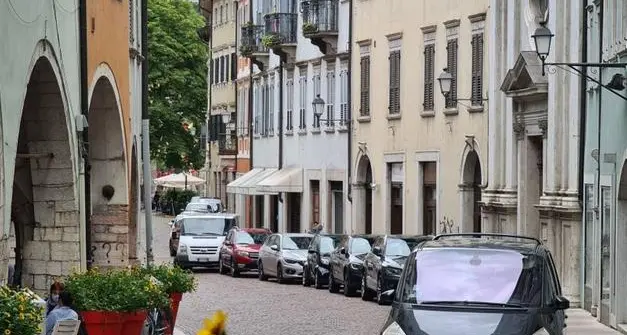 Trento, rivoluzione in via Suffragio: da lunedì via le automobili (pe tre mesi)