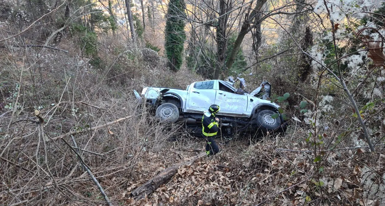 Operaio della diga di Cimego esce di strada con il pick up e precipita nel burrone per 80 metri