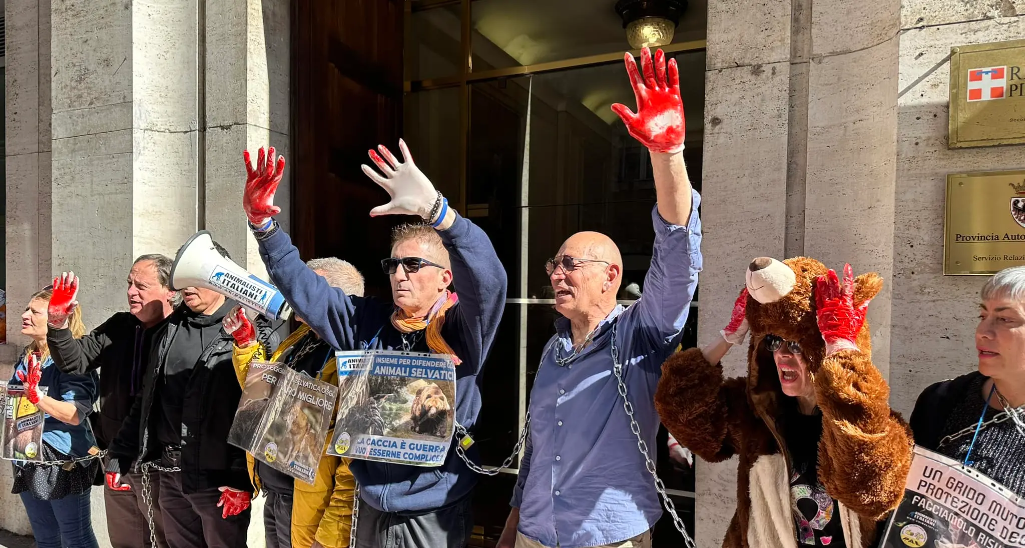 Blitz animalista alla sede di Roma della Provincia di Trento: \"Assassini di orsi\"