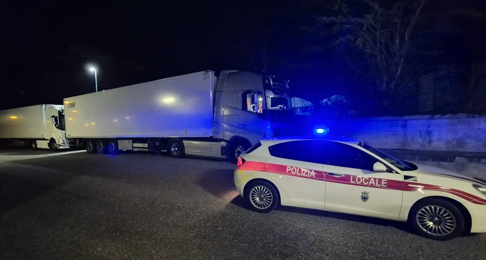 Trasporto abusivo di mele verso la Siria, la Polizia locale blocca due Tir