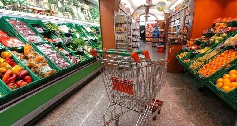 Calano i prezzi a settembre, ma la spesa torna cara: stangata su alimenti e scuole