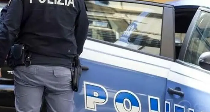 Catania, si barrica da solo in casa e spara in strada, poi si arrende alla polizia. Nessun ferito