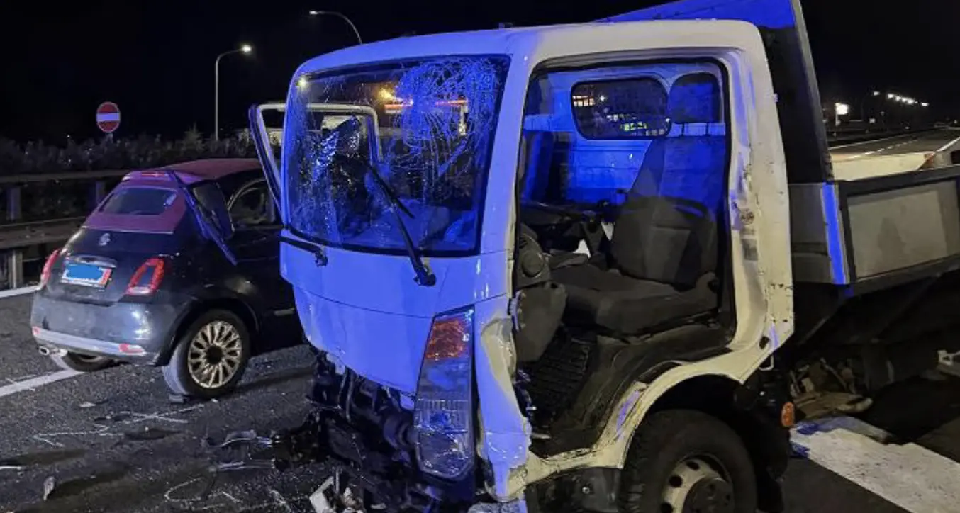 Incidente in A22, due persone ferite estratte con le pinze idrauliche