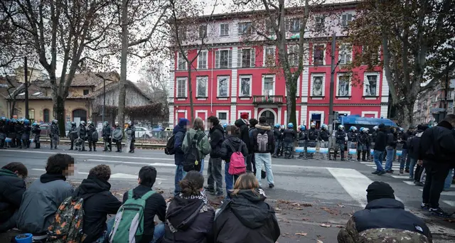 Perquisizioni Askatasuna: a Torino chiuse due scuole nelle vicinanze