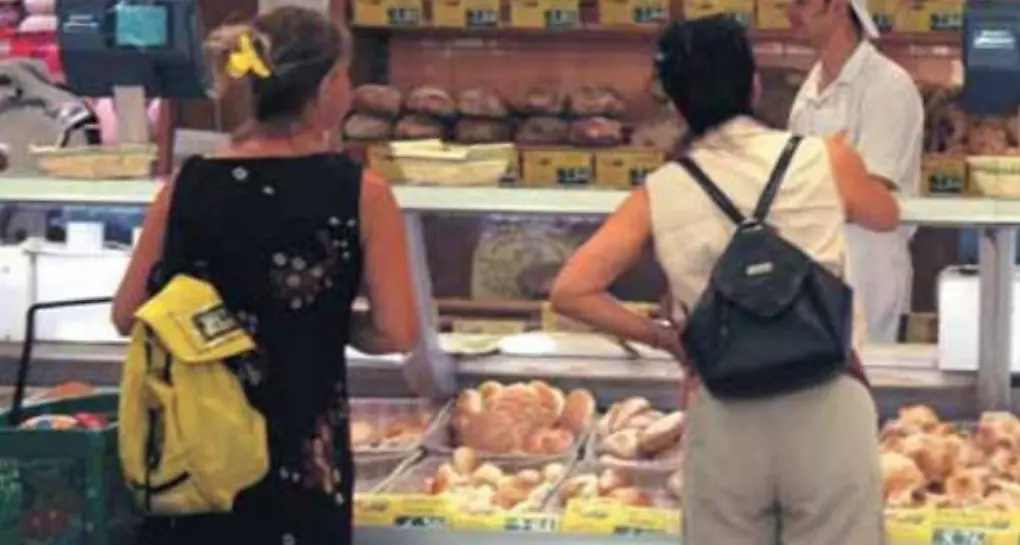 I consumi delle famiglie italiane al livello pre-pandemia: questo anno spenderanno in media 21.083 euro
