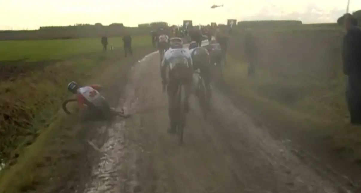 Una Parigi–Roubaix d’altri tempi, trionfa Sonny Colbrelli. Quarto uno straordinario Gianni Moscon