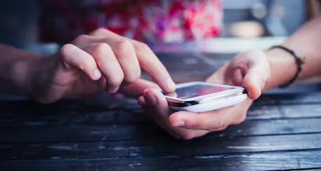 Lo stalker si finge vittima: l'imputato finito a processo anche per sostituzione di persona e diffamazione
