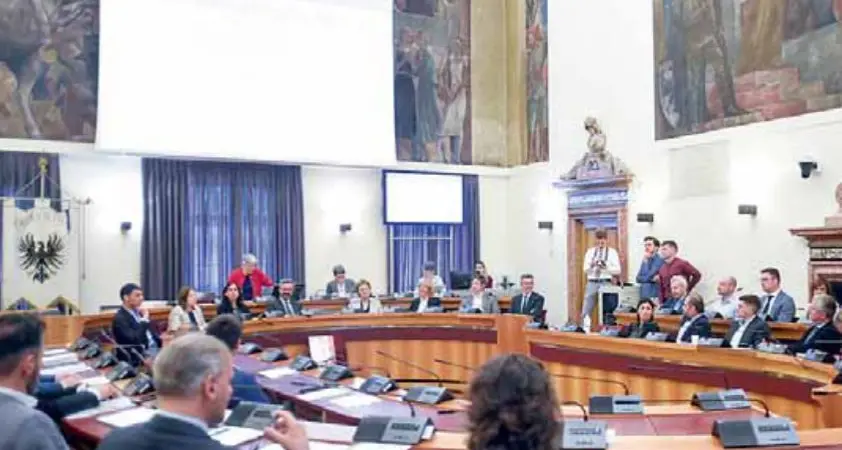 Stop ai gettoni, per i consiglieri comunali arriva l’indennità: ai consiglieri 1.200 euro al mese
