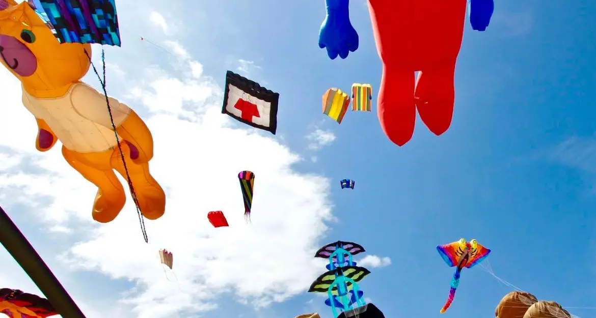 Aquiloni stupefacenti e sculture eoliche da incanto: la magia del festival «Castelli in aria» in Val di Non
