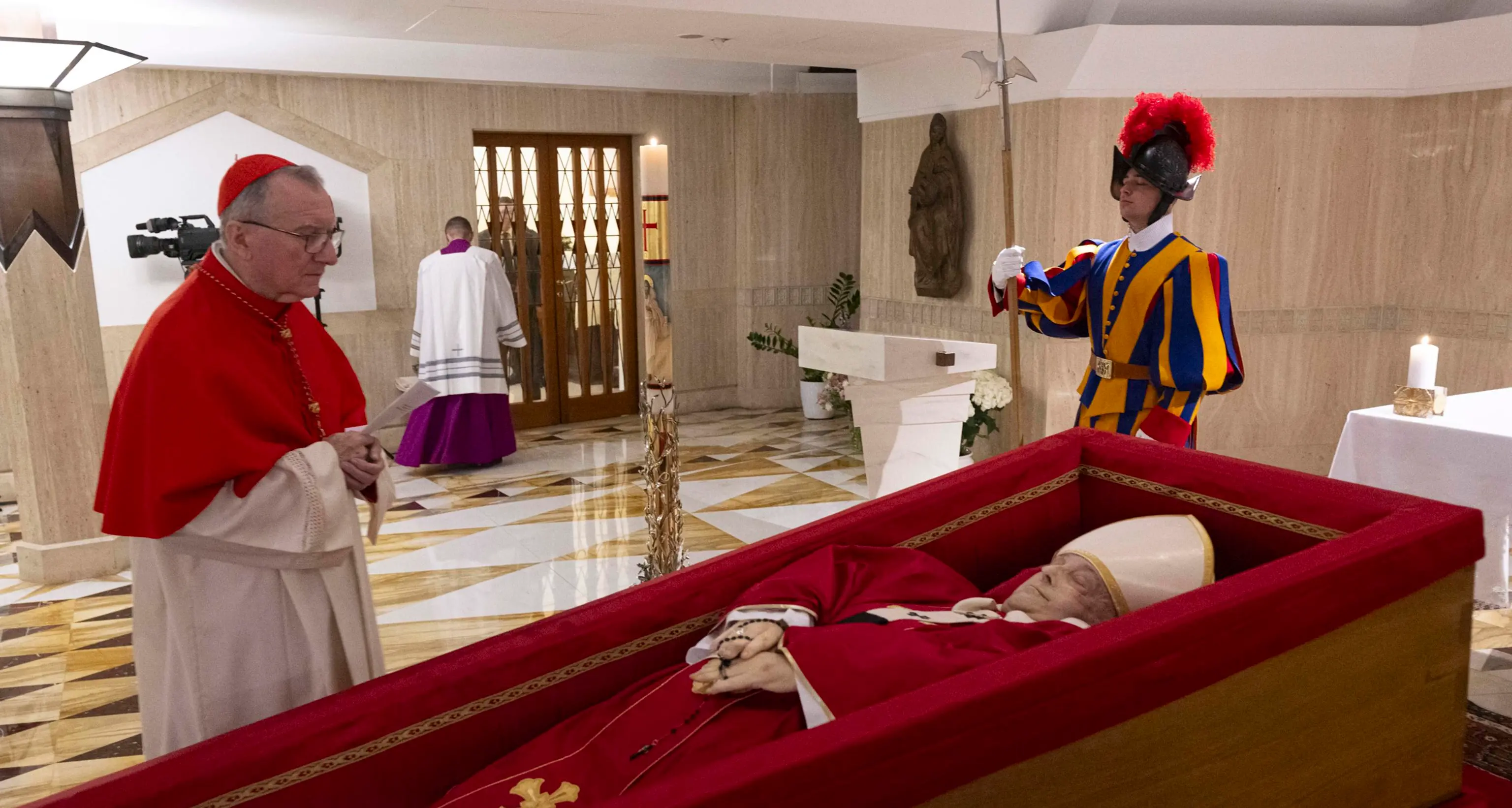 Addio a Francesco: il Papa deposto nella bara, casula rossa e rosario tra le mani