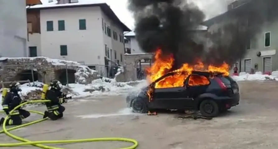 Romeno: vettura a fuoco in pieno centro abitato, i vigili del fuoco domano le fiamme, il guidatore è sceso in tempo