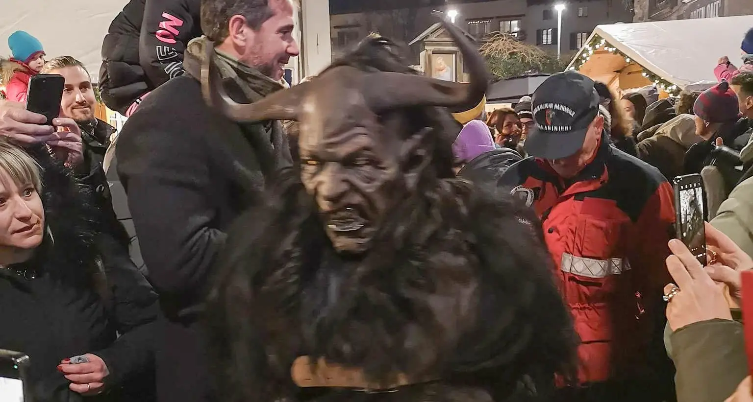 Pergine, successo per i Krampus: sfilata scortata dalla polizia a tutela dei protagonisti