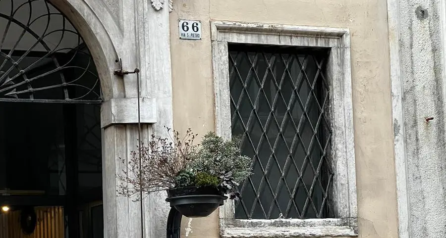 Raid vandalico, gli operai comunali al lavoro per ripulire il centro storico di Trento