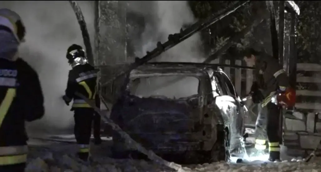 Paura nella notte a Cadine, un incendio ha incenerito due auto e una moto