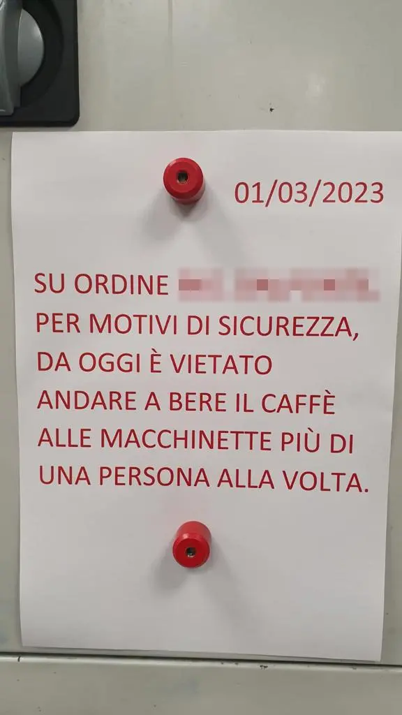 Aquafil, il cartello della discordia che vieta la pausa caffè in compagnia