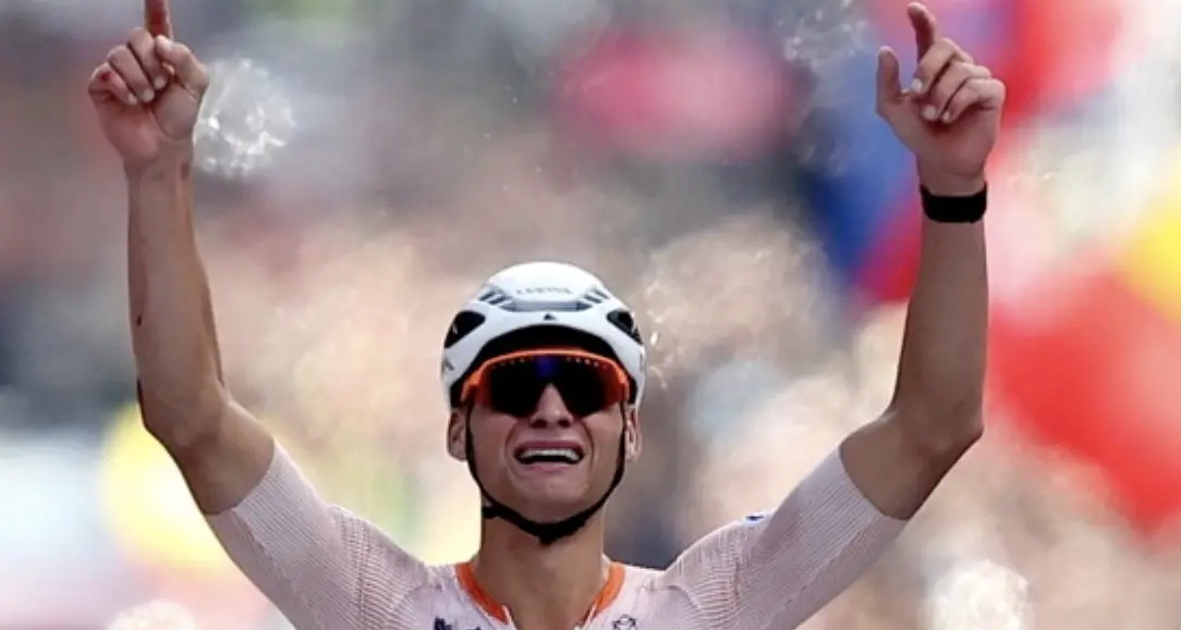 A Glasgow Van der Poel si laurea campione del mondo, Trentin cade a 86 chilometri dall’arrivo