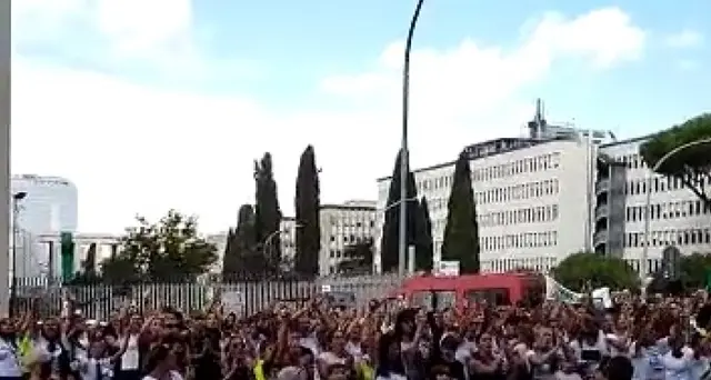 Alitalia: sit-in lavoratrici davanti sede Ita, \"lavoro, lavoro\"