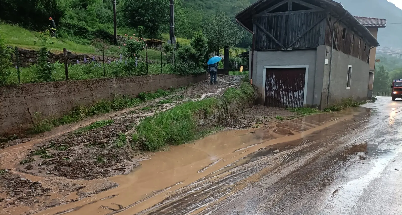 Condino, frana e colata di fango, evacuate due case, sopralluogo del geologo in elicottero