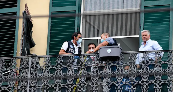 Bimbo di tre anni precipita dal balcone e muore, dopo i rilievi la Polizia blocca un uomo, indagato per omicidio
