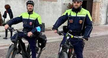 Da oggi i vigili urbani in bici elettrica, nel centro storico controlleranno i monopattini