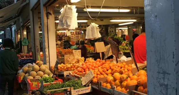 Inflazione, continua ad aumentare il prezzo dei prodotti alimentari: boom degli acquisti low cost nei discount