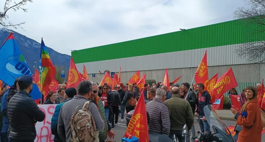 Protestano i metalmeccanici in Trentino, 700 tute blu in corteo: alta adesione nelle fabbriche