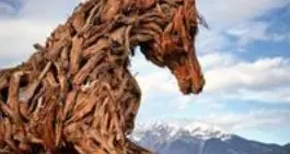 A Strembo ecco il grande cavallo di legno di Martalar
