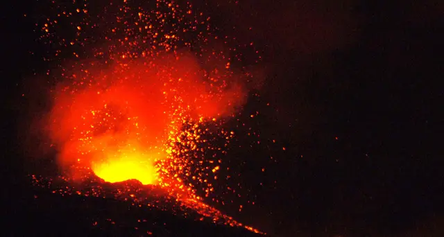 Etna: attività stromboliana e nube lavica da cratere Sud-Est