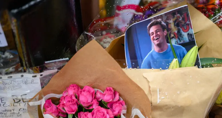 Funerali privati per Matthew Perry, presente il cast di Friends