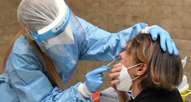 Covid, le farmacie trentine continueranno a fare tamponi. In Alto Adige oltre 1.600 vittime