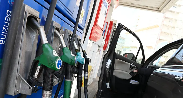 Prezzi della benzina alle stelle, la Guardia di Finanza intensifica i controlli