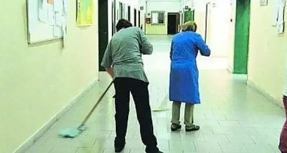 Bidelli e impiegati della scuola, da domani le domande per le «graduatorie extra»