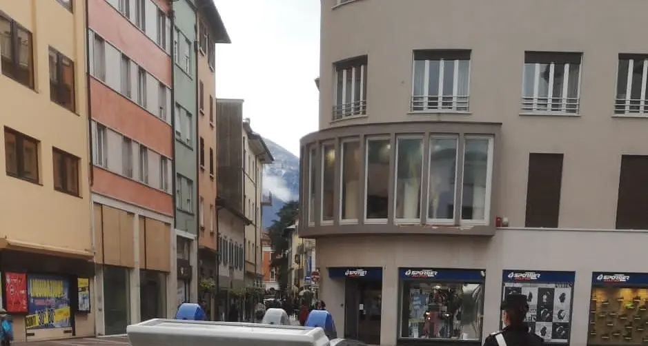Dopo il furto di profumi cerca la fuga spintonando il personale del negozio: arrestato