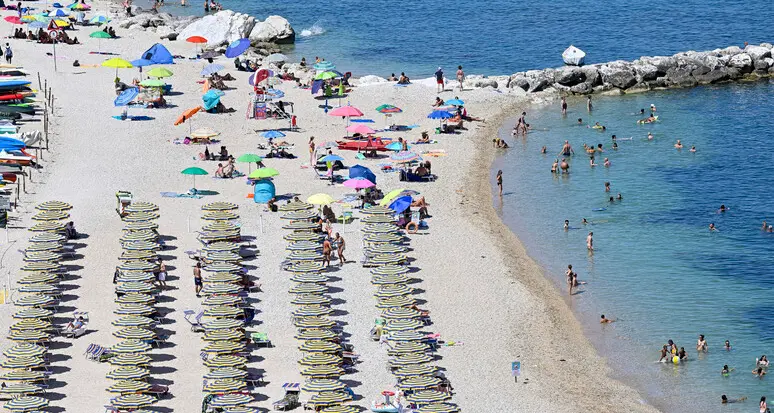Salute e vacanza, chiusi dai Nas venti stabilimenti balneari: il 31% è irregolare