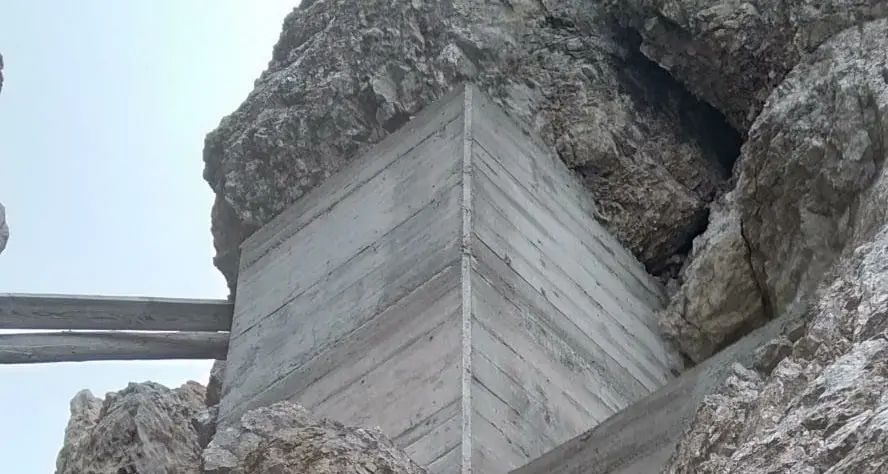 Ferrata Bepi Zac, i lavori vanno avanti indisturbati: ecco come sarà arrampicare fra piloni di cemento e griglie di acciaio – FOTO
