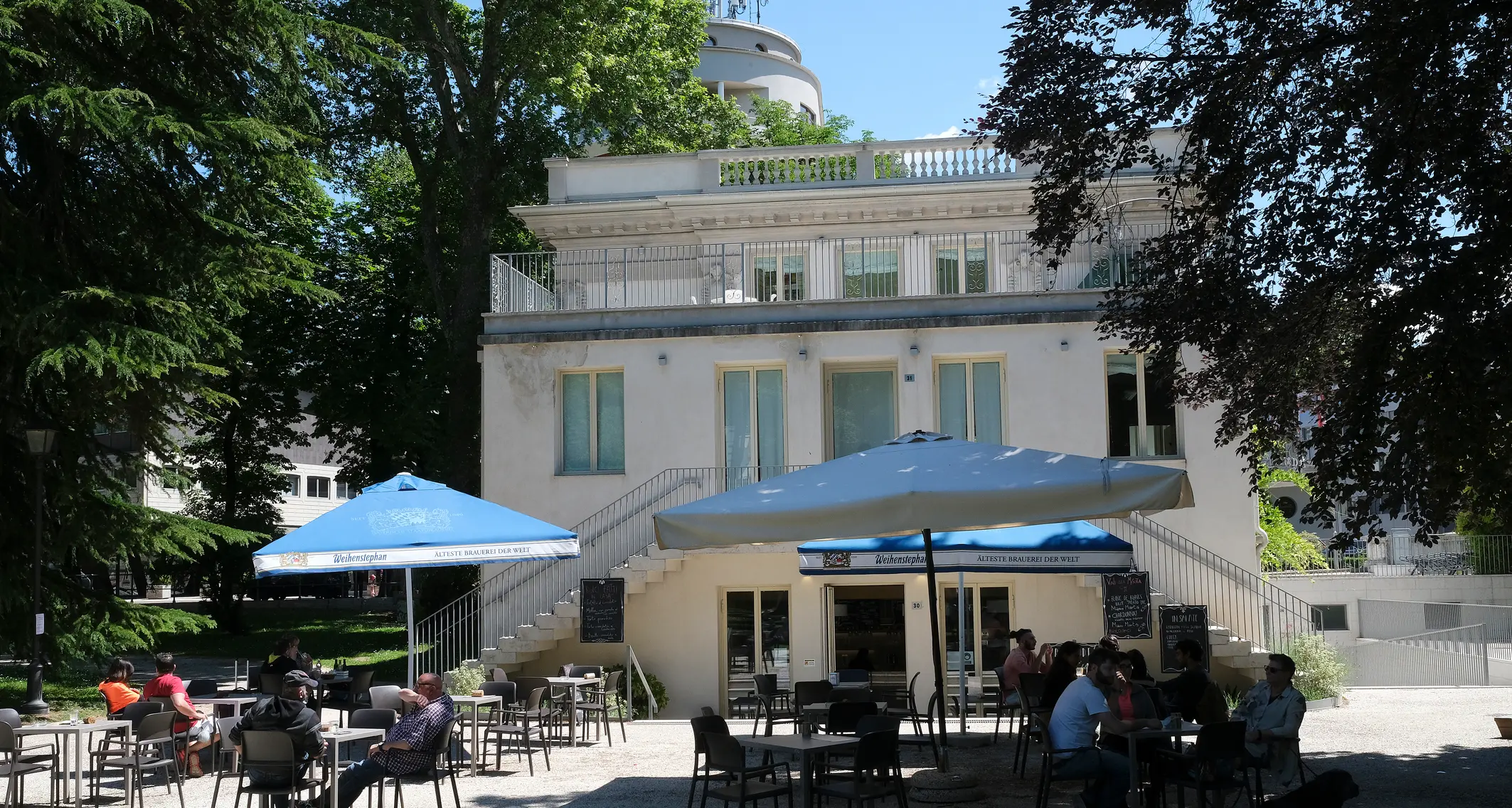 Liber Café di piazza Dante: secondo furto in una settimana, stavolta il ladro si ferisce