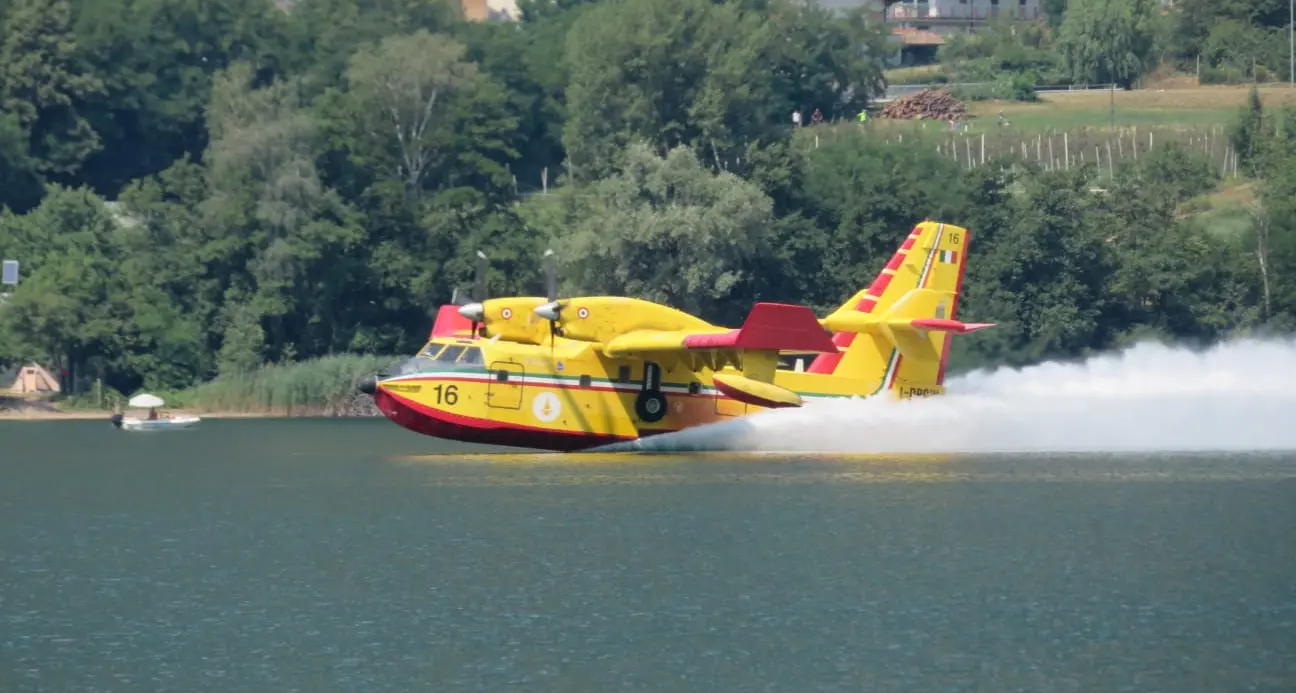 Panarotta, il rogo è ripreso, ancora \"bombardamento\" di acqua con i Canadair