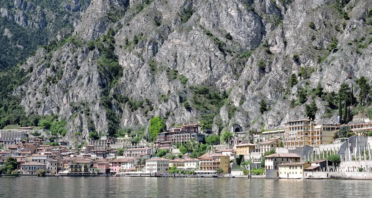 Si tuffa nel lago di Garda per aiutare il figlio in difficoltà: lo salva ma poi sparisce nell’acqua, disperso