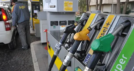 Caro carburante, l’angoscia degli autotrasportatori: “Sta diventando impossibile svolgere la nostra attività\"