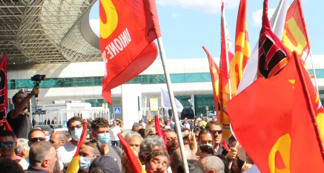 Alitalia: corteo lavoratori in aeroporto di Fiumicino