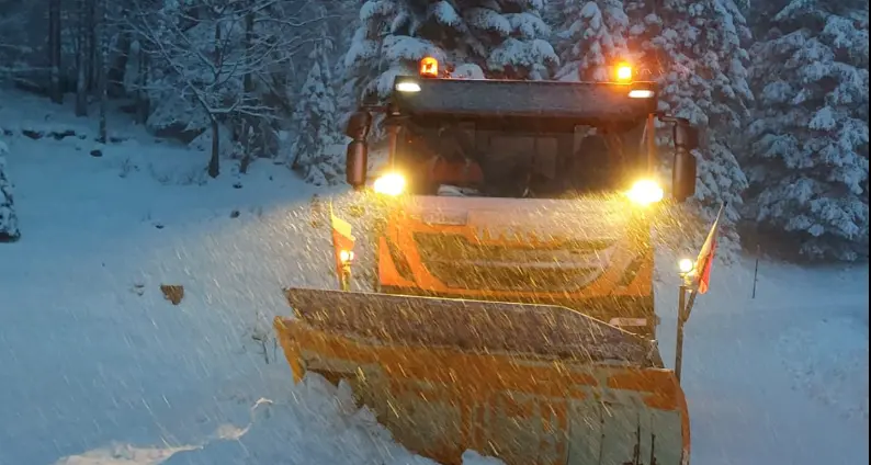 Neve solo in quota, viabilità regolare, ecco la situazione in Trentino: dai 15 ai 20 centimetri solo in alto