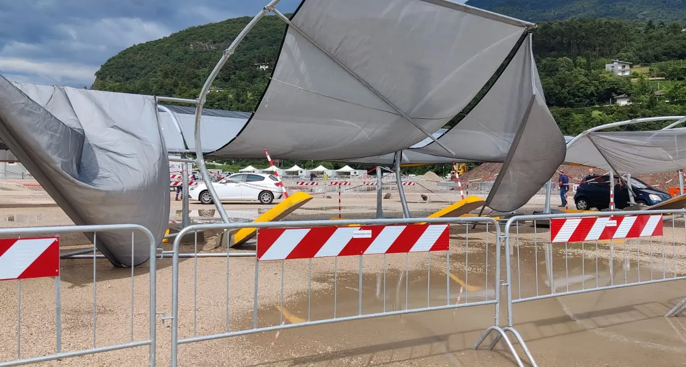 Fortunale sull’hub vaccinale, il vento abbatte i teloni del parcheggio