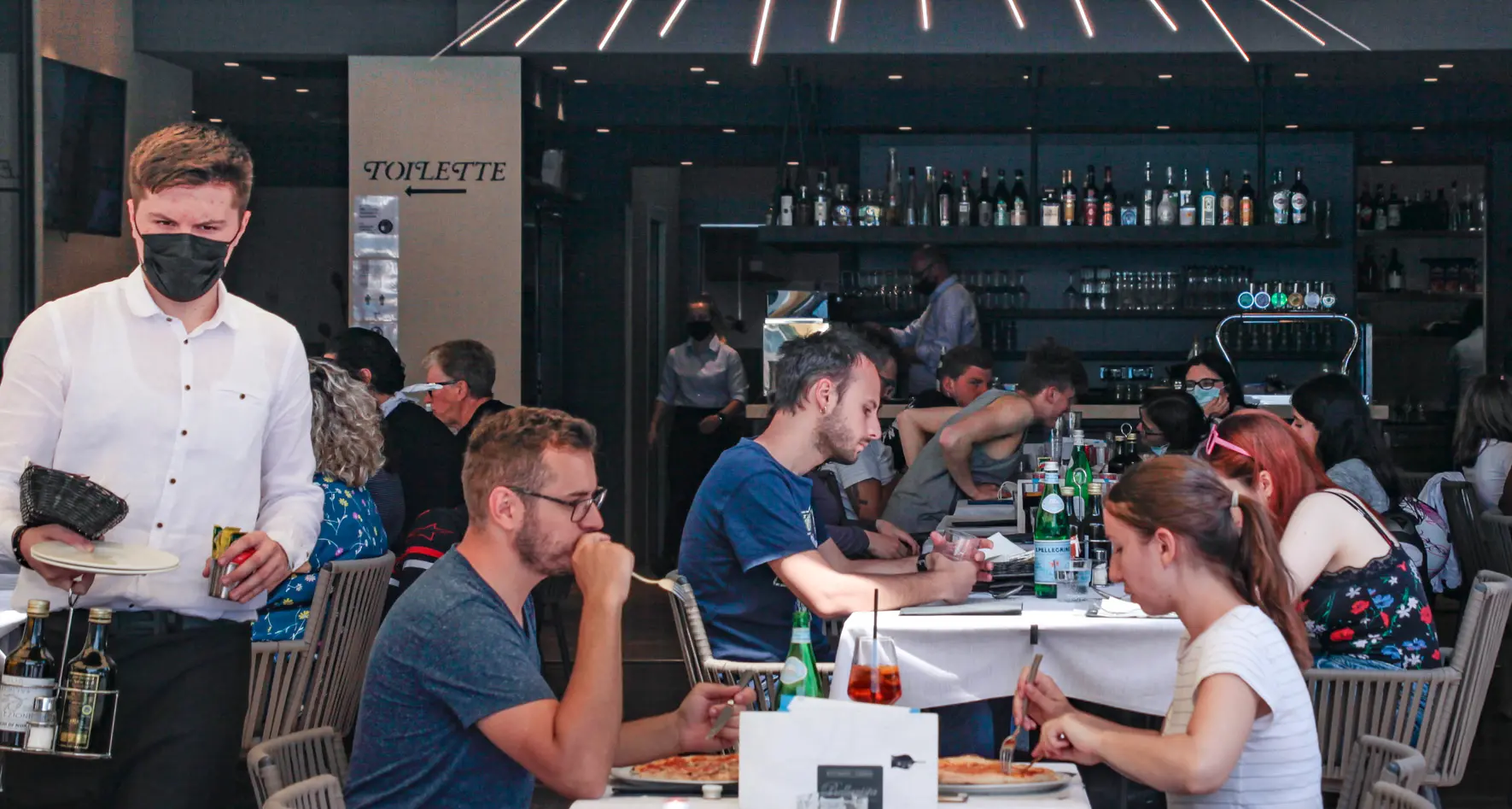 Al ristorante, anche al chiuso, via il limite dei 4 a tavola: si potrà stare in otto