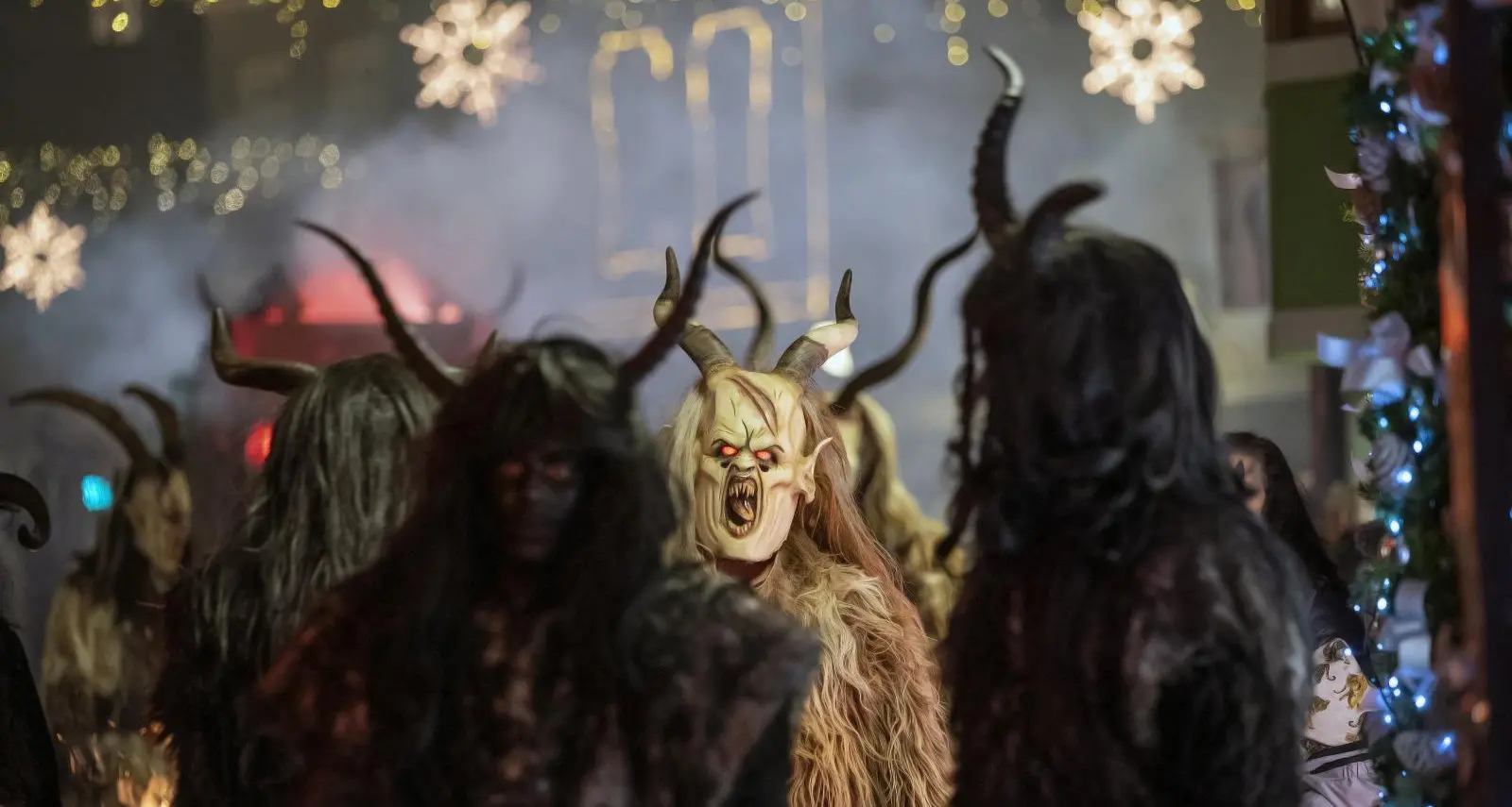 Riva, lancio di mandarini e strattoni contro i Krampus: interrotta la sfilata