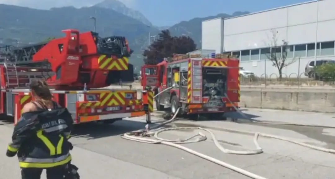 Incendio negli uffici della JYSK sulla statale Riva-Arco: nessun ferito, danni da quantificare