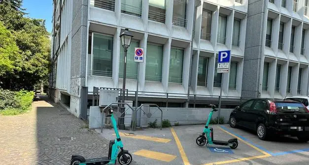 Monopattino sui marciapiedi di Trento, una donna cieca rompe il bastone: “Si è superato ogni limite”