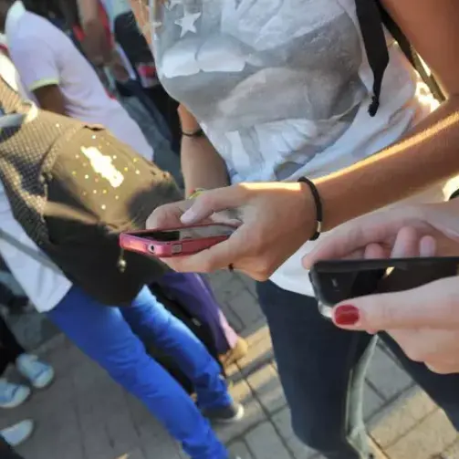 La decisione del ministro: stop ai telefonini a scuola, anche se usati per fare lezione