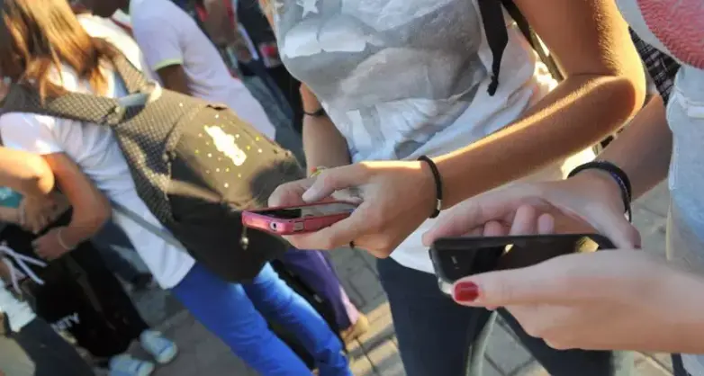 La decisione del ministro: stop ai telefonini a scuola, anche se usati per fare lezione
