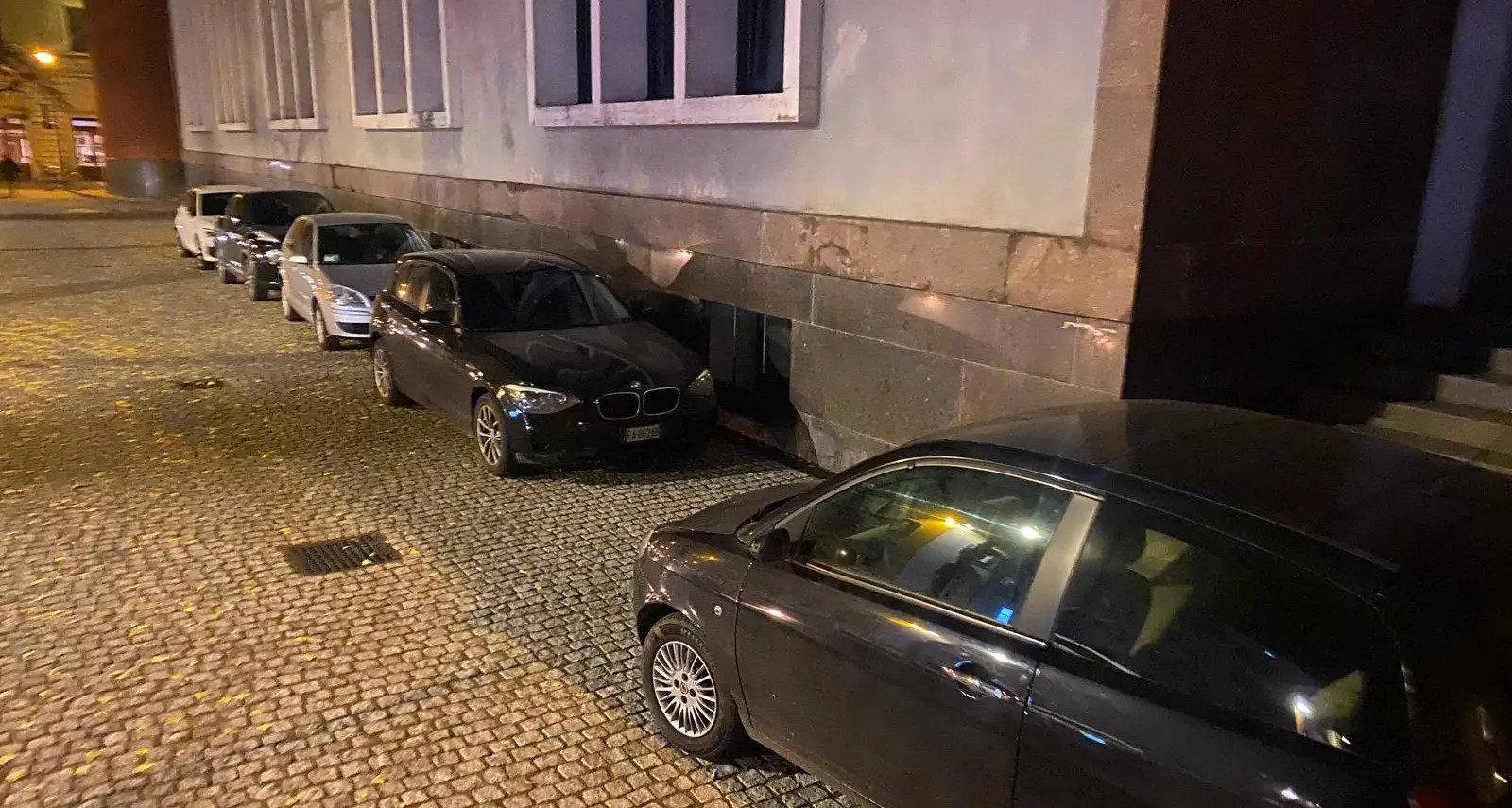 Trento, in via Clesio, davanti a piazza Mostra, addosso alle Sanzio è tutto un parcheggio (abusivo)