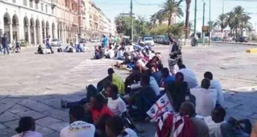 50 richiedenti asilo dal Trentino alla Sardegna: polemica sui tagli della giunta